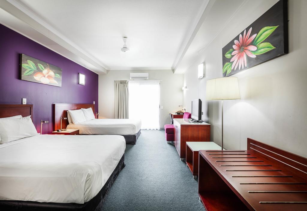 Room with Twin and Queen Beds and Pool View,516936168:JPEG